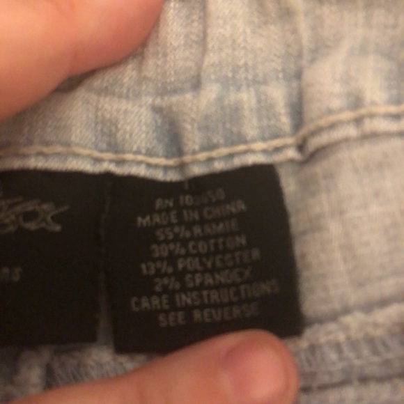 11 Junior's cropped jeans. Light washed. - Picture 7 of 8